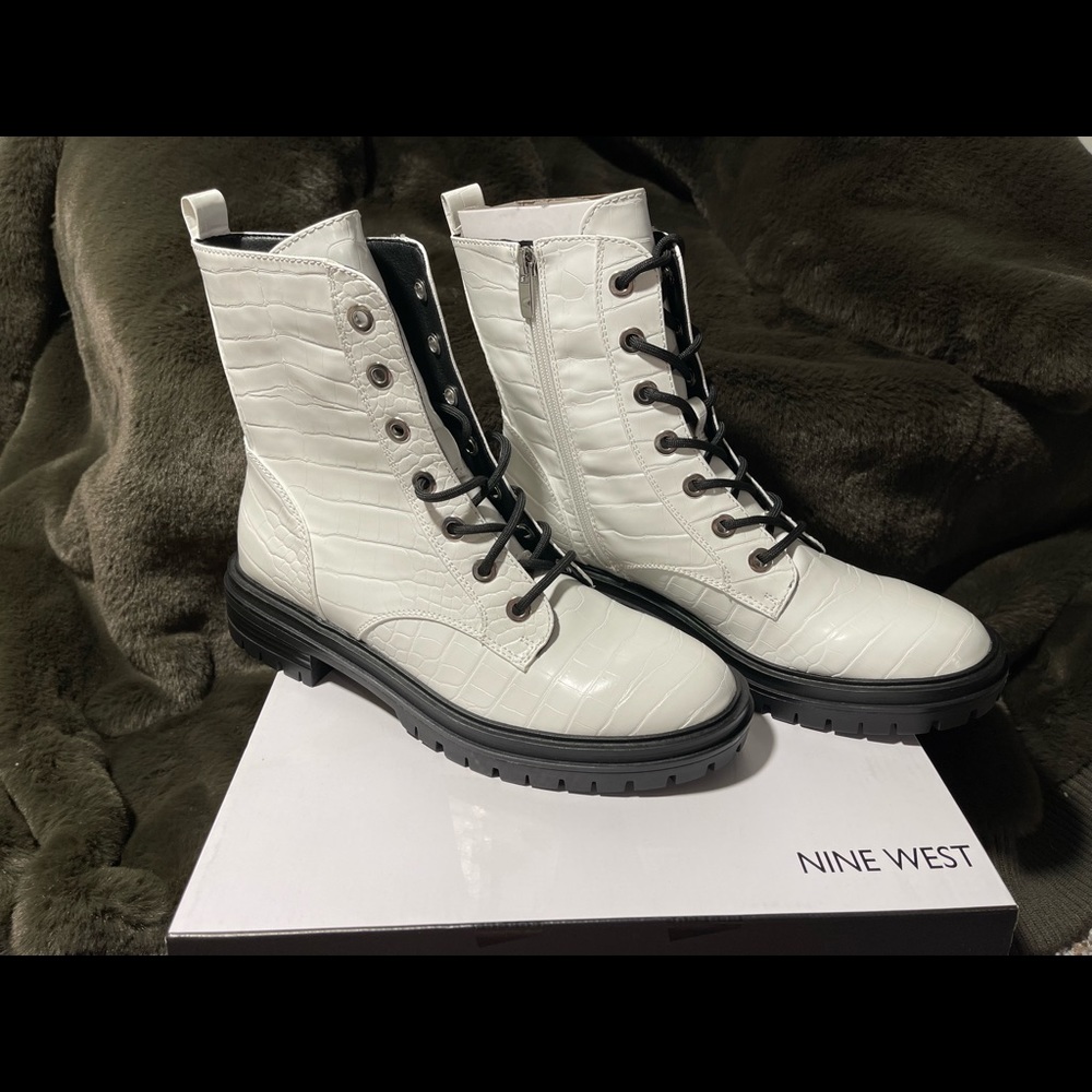 Nine West Silana lug boot S10 white crocodile texture NEW IN BOX